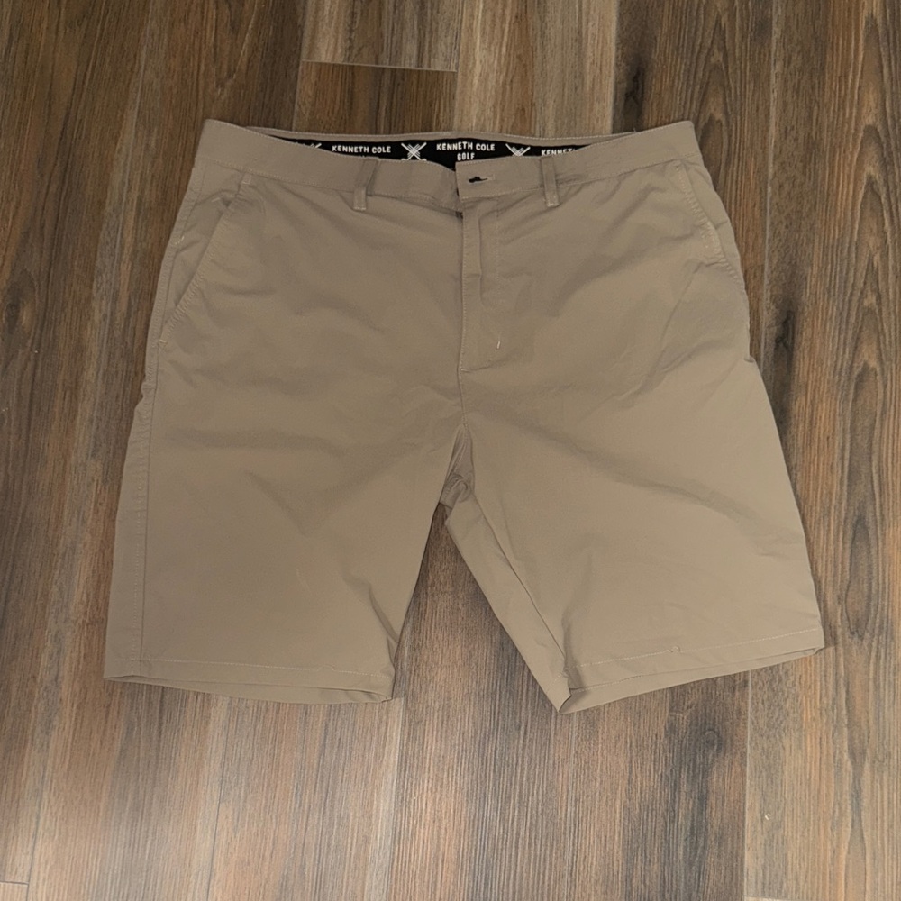 Kenneth Cole Men's Beige Golf Shorts. Size 38